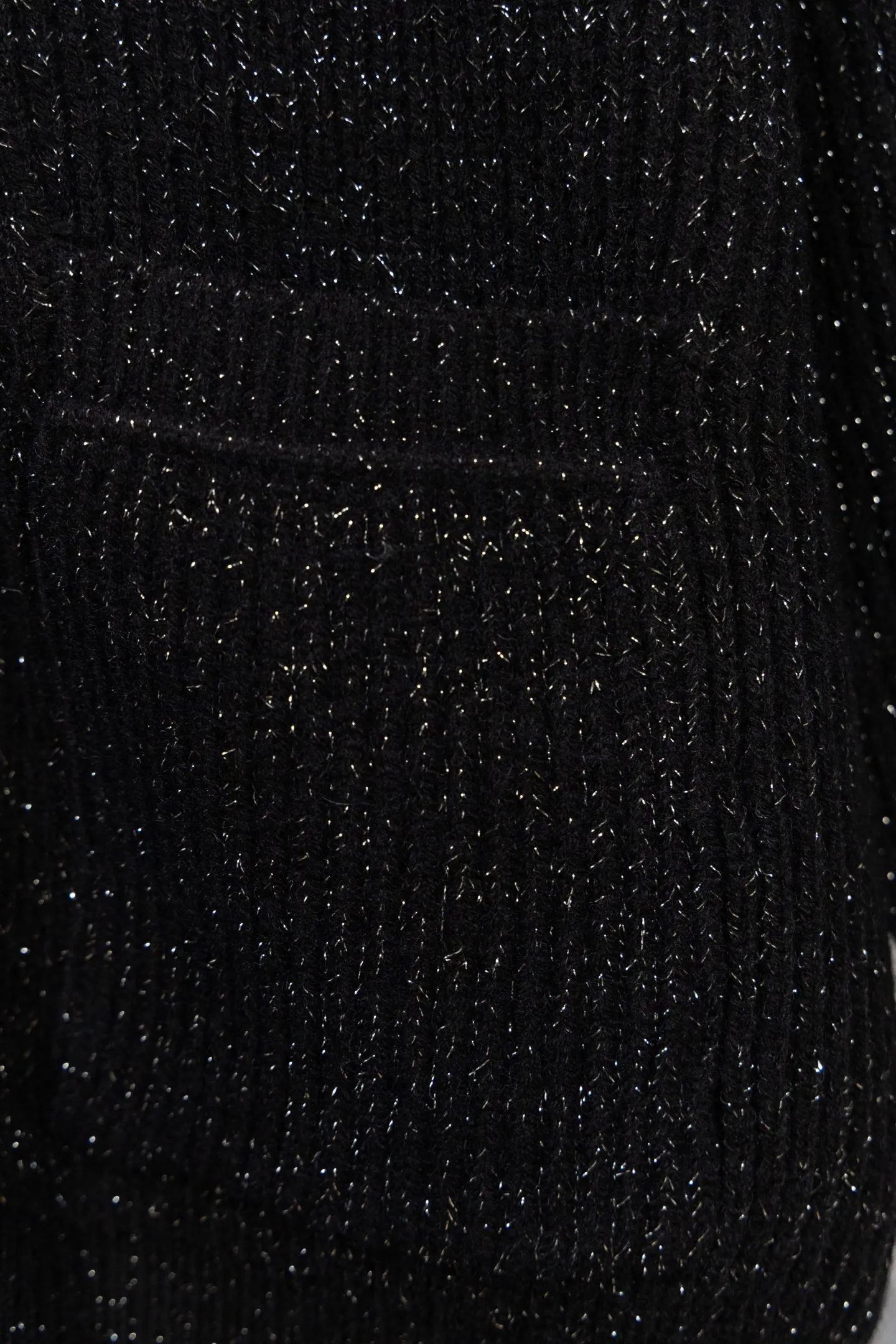 💰300 Saint Laurent is 2026 new autumn and winter black glitter V-neck knitted cardigan 1. Style: loose-fitting V-neck cardigan with single-breasted design, brand woven logo on the collar, and golden YSL classic embroidery logo on the left chest. 2. Material: The knitted fabric is mixed with glitter elements, which presents a delicate luster under the light. The black base and fine glitter effect enhance the texture and fashion. 3. Style: The overall style is simple and dark, and the glitter and metal logo add a sense of sophistication. It has both casual and light luxury attributes. It can be worn alone or layered. Size: SML Color: Black